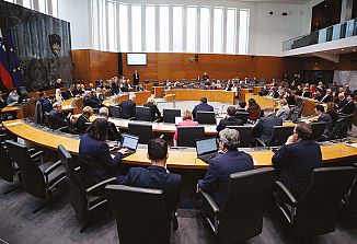 Megla nad politično areno se dviga