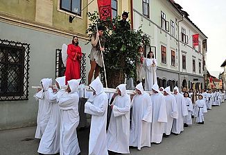 Ogled Škofjeloškega pasijona s štandreško župnijo