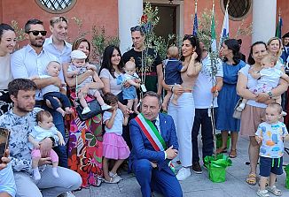 v Občini Devin Nabrežina počastitev praznika republike z 18-letniki in novorojenci v ospredju