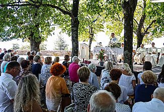 Veliki šmaren na Tabru z upanjem in molitvijo med praznično sveto mašo škofa Trevisija