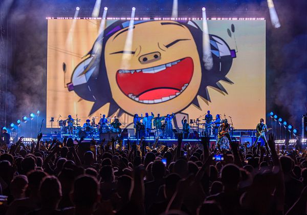Gorillaz dokazujejo, da je glasba lahko hkrati umetnost, družbena kritika in vrhunski spektakel