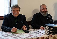 Pesniška zbirka Aceta Mermolje o papirnati hišici, ki je in obstaja