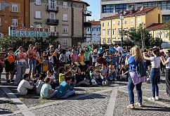 Ko Trg Perugino postane učilnica miru – mladi s sporočilom upanja