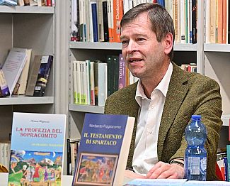 Knjiga o vzporednicah med srednjim vekom in sodobnim časom občinskega tajnika Norberta Fragiacoma