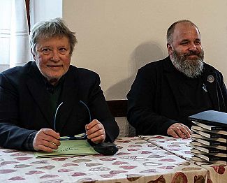 Pesniška zbirka Aceta Mermolje o papirnati hišici, ki je in obstaja