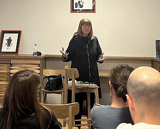 Nobena tehnologija ne more nadomestiti odraslega, ki z ljubeznijo bere otroku