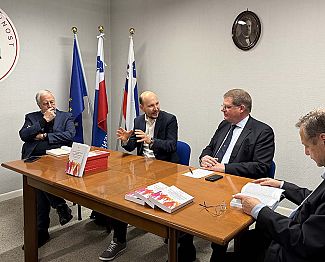 Znanstvena monografija dr. Valentinčiča o varstvu manjšin v Sloveniji in primerjavi z drugimi državami