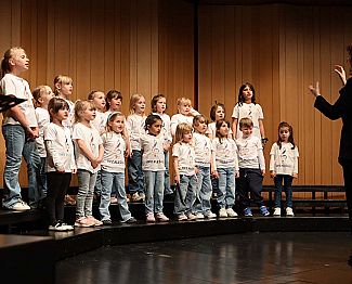 Ko pesem poveže rodove v ubrano celoto