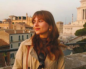 Iskanje harmonije v ritmu nevidnih frekvenc in tihih prehodov med svetovi