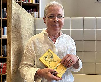 Mehke, tople in rahlo nostalgične pripovedi,  ki se premikajo naprej in nazaj v času