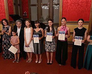 Mlade pianistke SCGV Emil Komel navdušile v dvorani miramarskega gradu