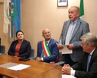 Poklon msgr. Qualizzi, čedermacu, ki se ni uklonil