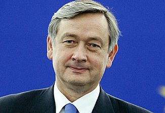 Od trditev, da kriza ni velika, do napovedi referendumov in stavk