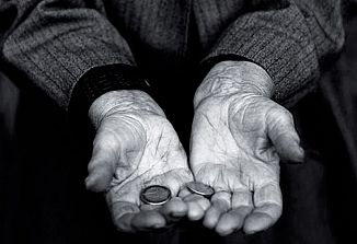 V Sloveniji pod pragom revščine najmanj četrt milijona ljudi