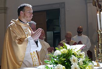 “Roke duhovnika so poklicane, da dajejo ljubezen!”