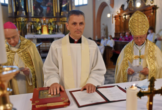 Novi novomeški škof msgr. dr. Andrej Saje izpovedal vero in prisegel zvestobo papežu