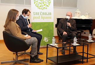 Goriški nadškof msgr. Redaelli pod božičnimi lipami