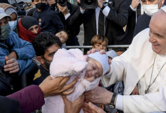 Papež Frančišek obiskal migrante na Lezbosu in pozval h koncu brodoloma civilizacije