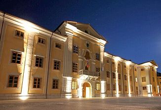 »Skupaj v istem čolnu« ob Slovesni akademiji Škofijske karitas Koper v dvorcu Lanthieri v Vipavi