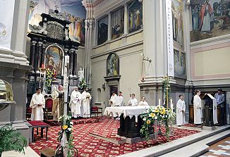 Praznik v stoletnem svetišču