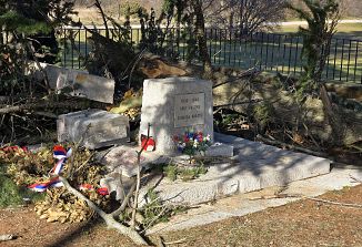 Burja razdejala spomenik bazoviškim junakom