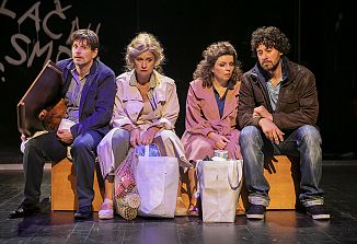 Trpki farsični toni ob orisu upora delavcev, potisnjenih na rob preživetja