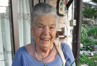 Zmeraj urejena gospa, krasna šivilja iznajdljivih idej