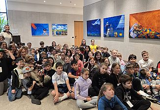 Likovne umetnine Ejti Štih imenitno odslikavajo vsebino otroške pesnitve Saše Pavček