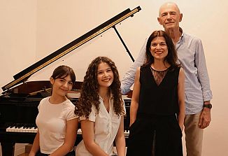 Snovanja 2025: Črno-belo, koncert klavirske šole centra Komel