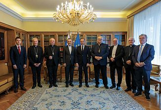 Škofje in predsednik vlade o ključnih izzivih med Cerkvijo in državo