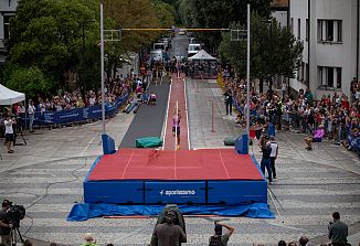 Vrhunski atleti so na pobudo Massima di Giorgia na Trgu Evrope preskočili mejo