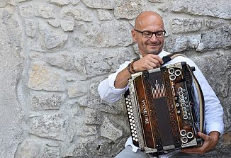 Do pomembnih nagrad in dosežkov ga je vodilo naključje, osvojil pa jih je s trudom