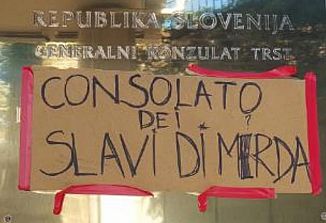 Nespodoben napis na vhodu slovenskega generalnega konzulata v Trstu