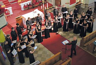 Stoječe ploskanje za MeMlPZ Emil Komel pred odhodom na prestižno tekmovanje v Arezzo