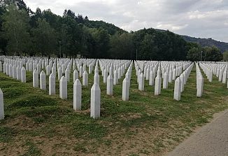 Kaj je ostalo po najhujšem vojnem pokolu v Srebrenici?