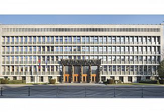 Slovenska politika v primežu afer in sankcij