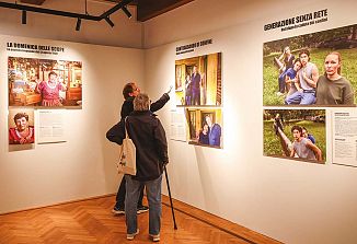 Vizualni dialog treh umetnikov o preteklosti, spominu in sobivanju na meji