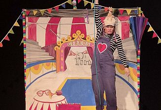 Pogumna Fonzi navdušila gledalce Gledališkega vrtiljka Lučka, abonma znova razveseljuje otroke