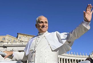 Papež, ki spreminja Cerkev brez hrupa