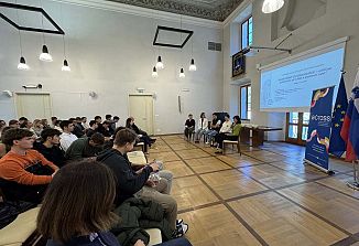 Dijaki iz Trsta in Gorice na obisku slovenskih univerz in Luke Koper v okviru programa Spretno(ra)sti