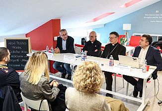 Vsakodnevna pomoč prostovoljcev za ljudi v stiski, prvi meseci projekta Spazio 11 v Hiši DonK