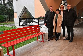 ZKB Trst Gorica postavila rdečo klop proti nasilju nad ženskami