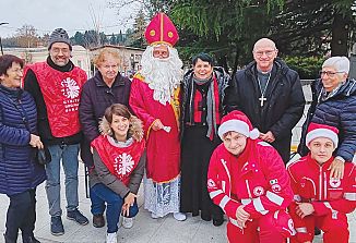 Tradicija obdarovanja je spet povezala otroke in humanitarne organizacije