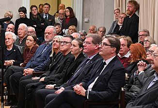 Na žalni seji za Rafka Dolharja poklon velikanu, ki je povezoval Slovence