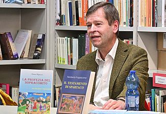 Knjiga o vzporednicah med srednjim vekom in sodobnim časom občinskega tajnika Norberta Fragiacoma