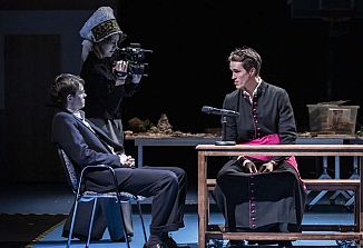 S satirično predstavo nad črnogledo prihodnost