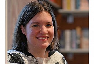 Med pisanjem in prevajanjem išče in utrjuje svoj avtorski glas