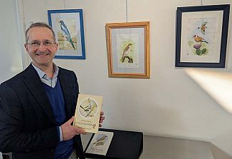 Matej Susič razstavlja ilustracije ptic, žive barve akvarelov krasijo sedež zgoniške občine