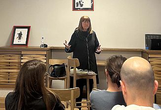 Nobena tehnologija ne more nadomestiti odraslega, ki z ljubeznijo bere otroku