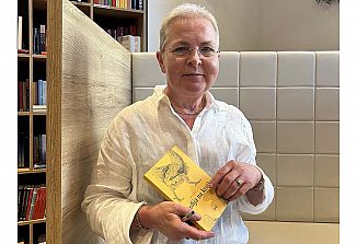 Mehke, tople in rahlo nostalgične pripovedi,  ki se premikajo naprej in nazaj v času